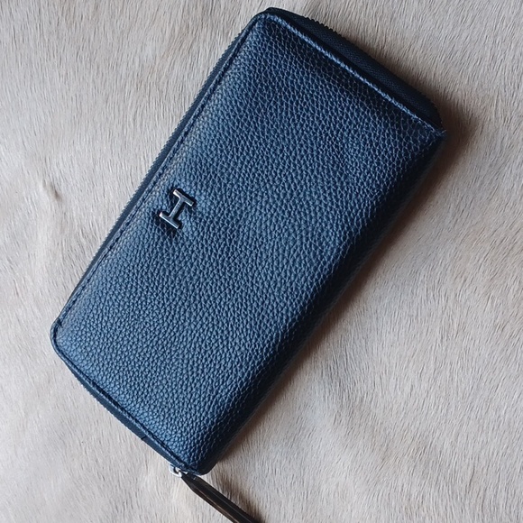 Halston wallet - Picture 1 of 16